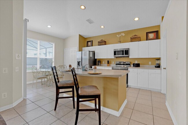 Building Photo - 8190 Fan Palm Way