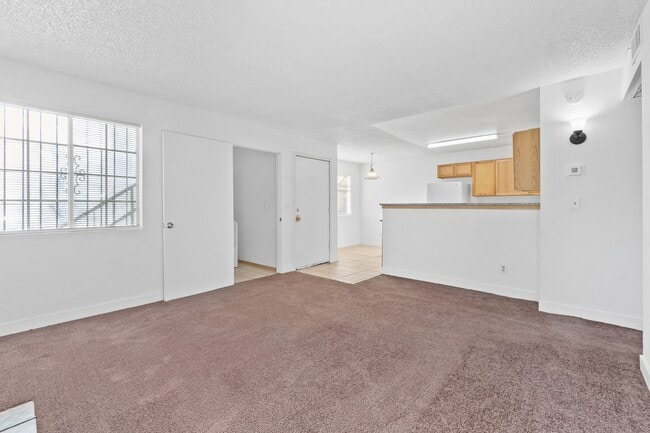 Foto del edificio - Spacious 2-Bedroom Condo with Fireplace – ...