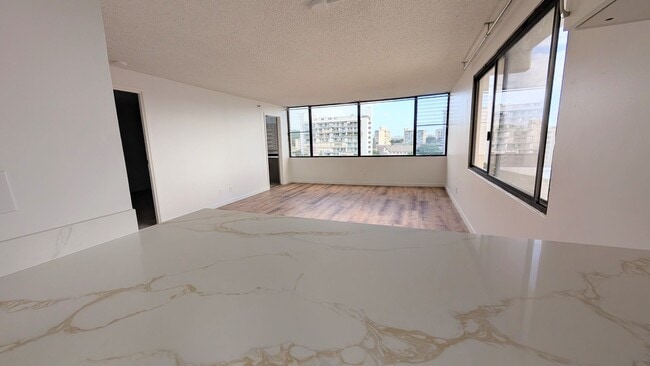 Building Photo - Newly remodeled Large 3 bed/2 bath/2 parking end unit with ocean and city views
