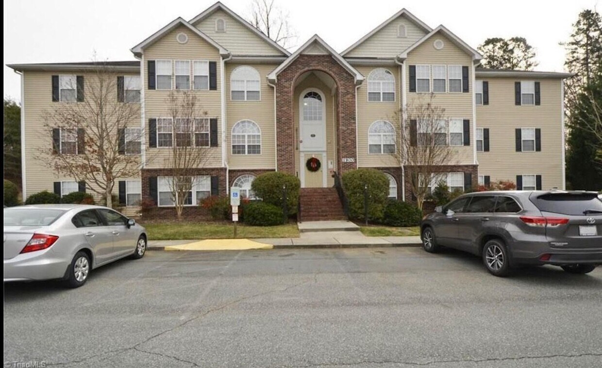 Foto principal - Nice condo, top floor, convenient to hospi...