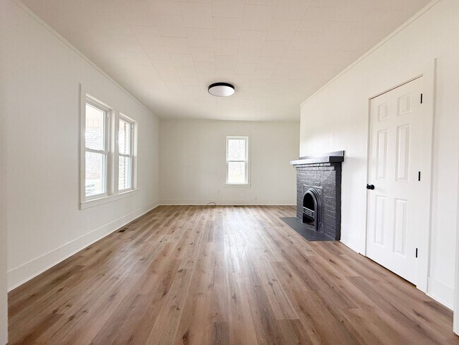 Foto del edificio - Spacious 3-Bedroom Home with Full Basement and Modern Updates in Sparta