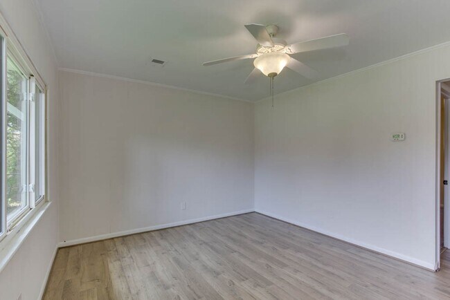 Foto del edificio - Renovated Virginia Beach Home with Large Yard and Prime Location