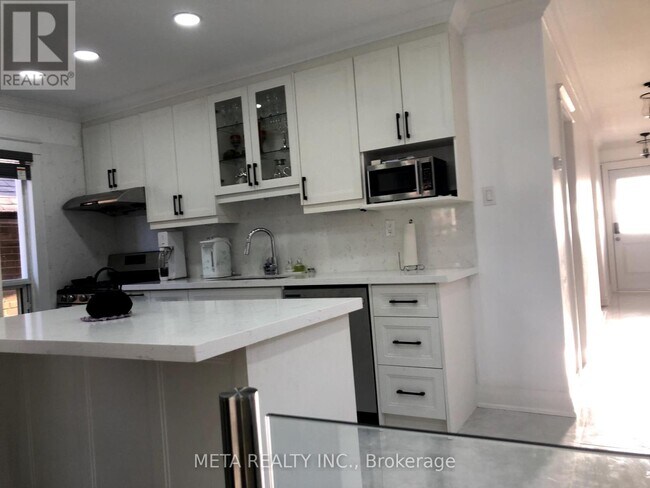 Building Photo - 533 Westmount Ave