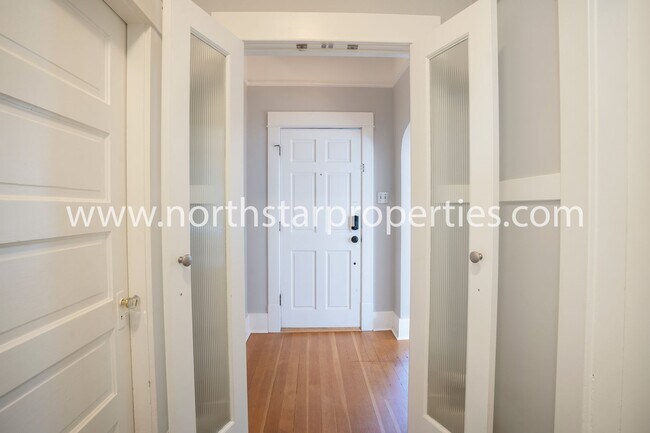 Building Photo - Remodeled SE Portland Classic
