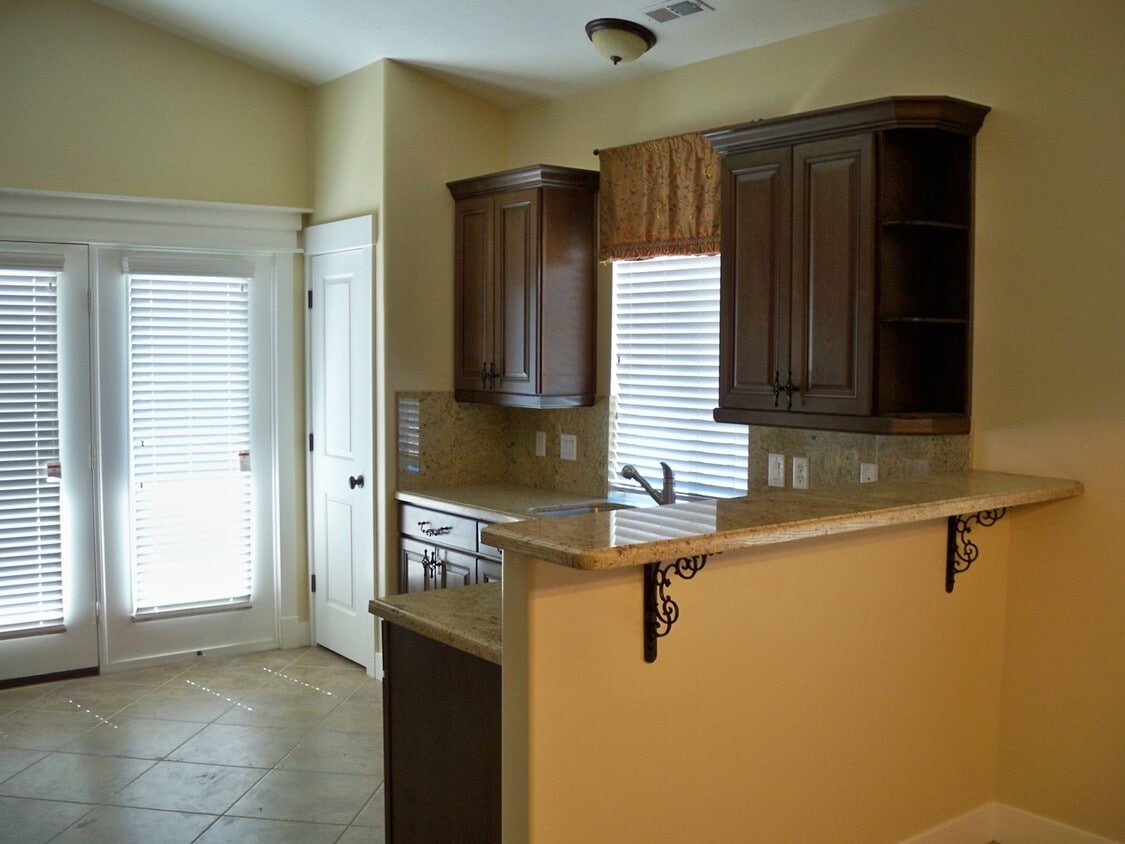 Building Photo - Beautiful 4 bedroom townhome in Sandy!