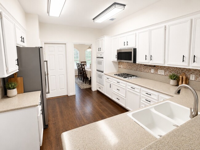 Building Photo - 2123 Shadow Park Dr