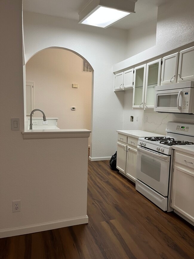 Building Photo - 2128 Jayhawk Dr