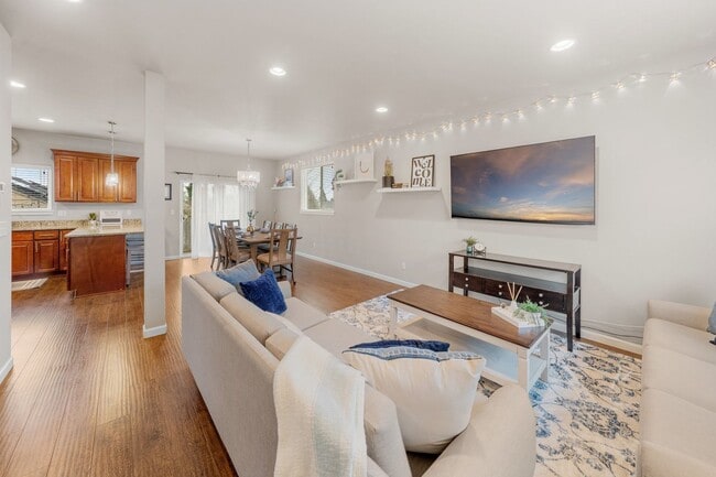 Building Photo - Central Tacoma home - 3 bedroom 2.5 bathroom with 2 Car garage and nice yard - Available May 2026.