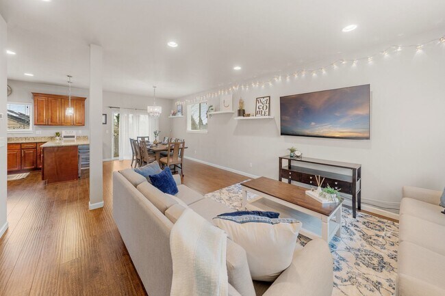 Foto del edificio - Central Tacoma home - 3 bedroom 2.5 bathroom with 2 Car garage and nice yard - Available May 2026.