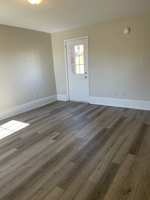 Den - 141 Tap Ln