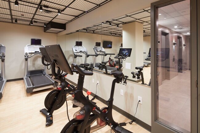 Gimnasio de 100 metros cuadrados/1.100 pies cuadrados con bicicletas Peloton - Marquis Apartments