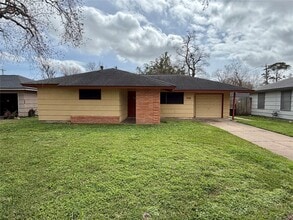 Building Photo - 118 Poinsettia St