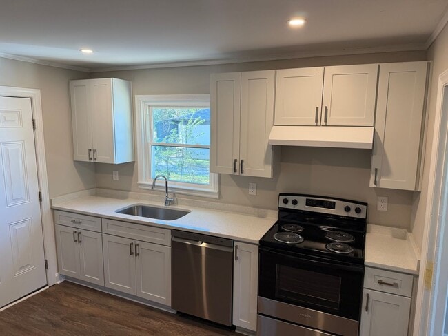 Building Photo - Gorgeous Renovated 3 Bedroom Brick Ranch