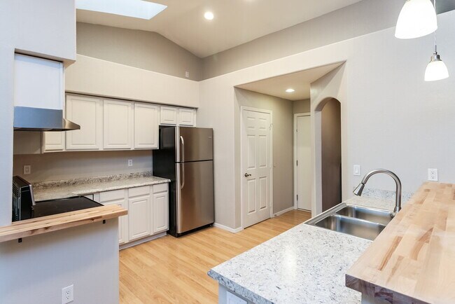 Building Photo - 1136 N Cottonwood Ct