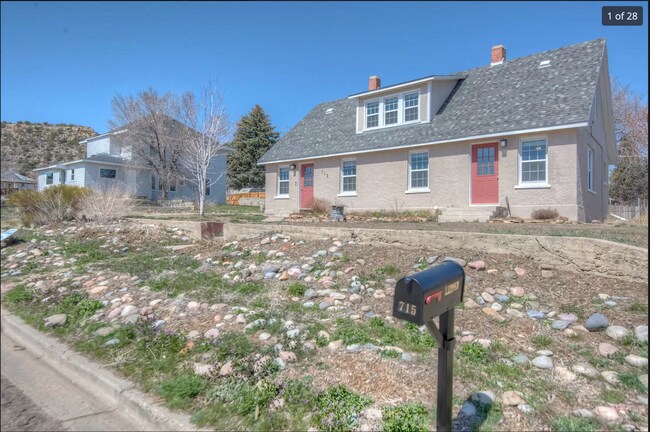 Building Photo - 715 Hillside St