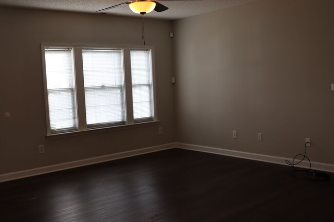 Foto del edificio - Rent Ready 2 Bed Suite Townhome, Private F...