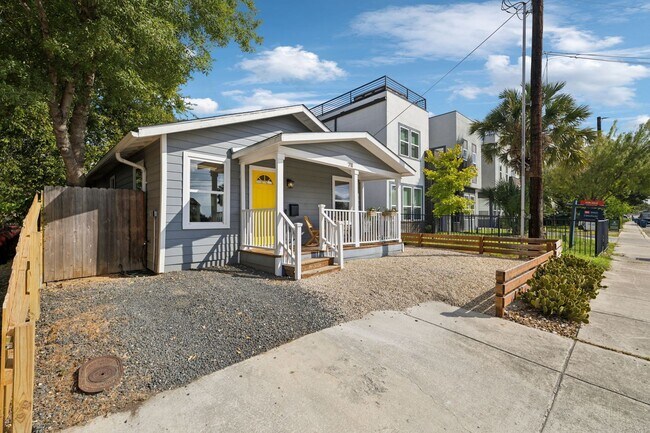 Foto del edificio - DARLING 2-BEDROOM MAHNCKE PARK COTTAGE