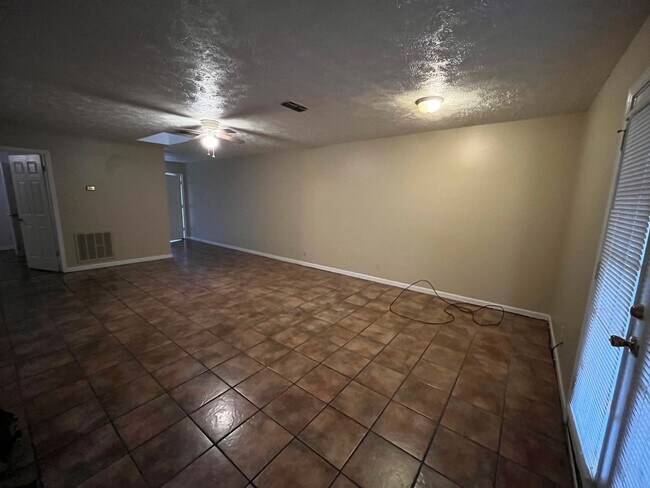 Building Photo - Single Duplex House