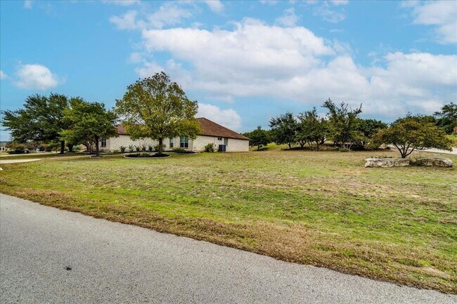Building Photo - 208 Tom Sawyer Rd