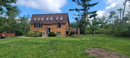 Building Photo - 2935 Acorn Ln NE