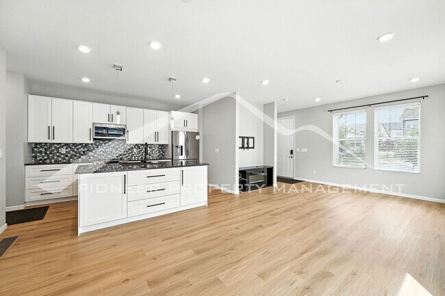 Building Photo - Spacious Townhouse with Central AC and Was...