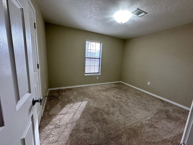 Foto del edificio - Come take a look at this 3-bedroom 2-bath home on the West side of Russellville.