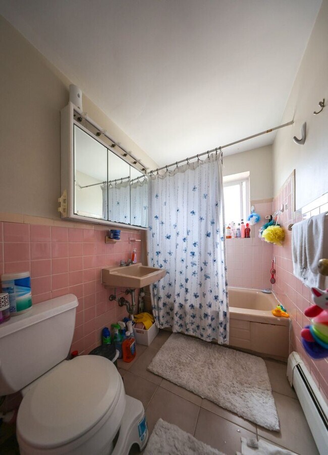 Foto del edificio - Two Bedroom with Heat & Parking Included P...