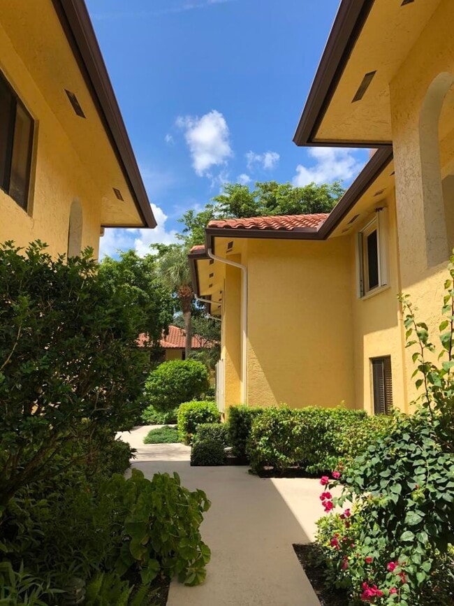Building Photo - 100 Pelican Pointe Dr