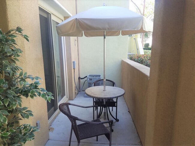 Foto del edificio - 2 Bedroom with an office!!