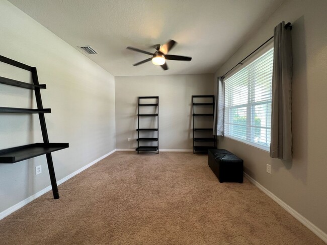 Foto del edificio - Almost new 5-bedroom, 3-bath home ready to...