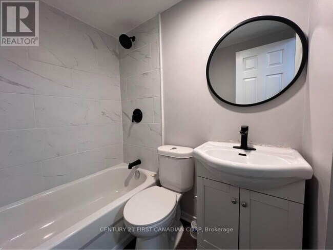 Photo du bâtiment - 871-871 Adelaide St N