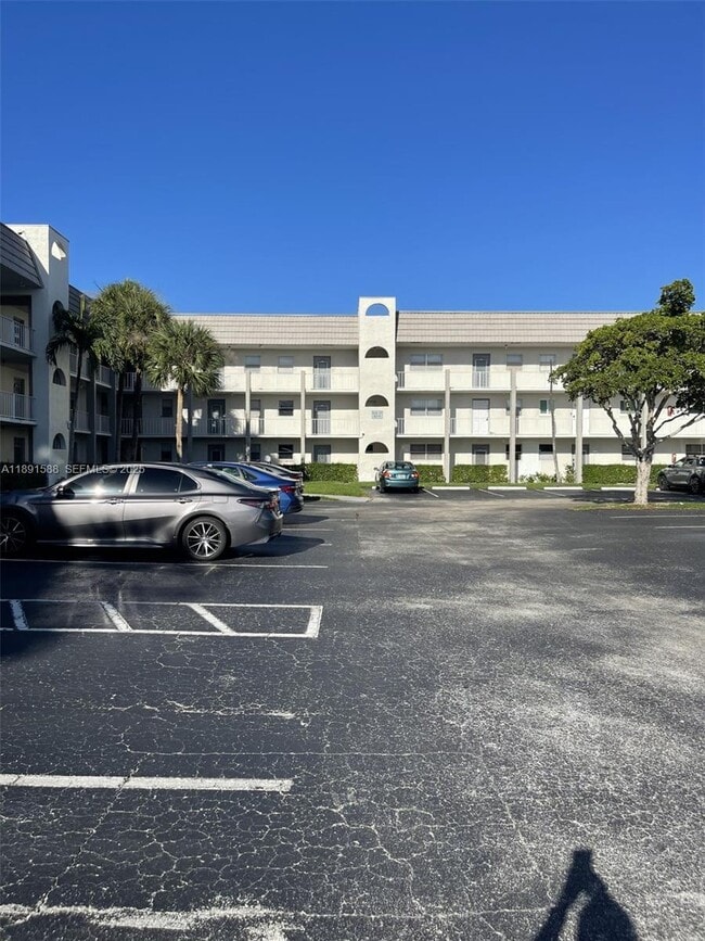 Foto del edificio - 8515 Sunrise Lakes Blvd