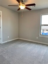 Building Photo - 402 Red Robin St