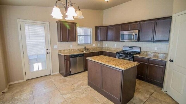 Foto del edificio - 14317 Woods Point Ave