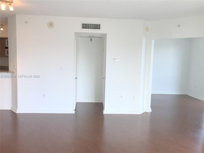 Foto del edificio - 9055 SW 73rd Ct