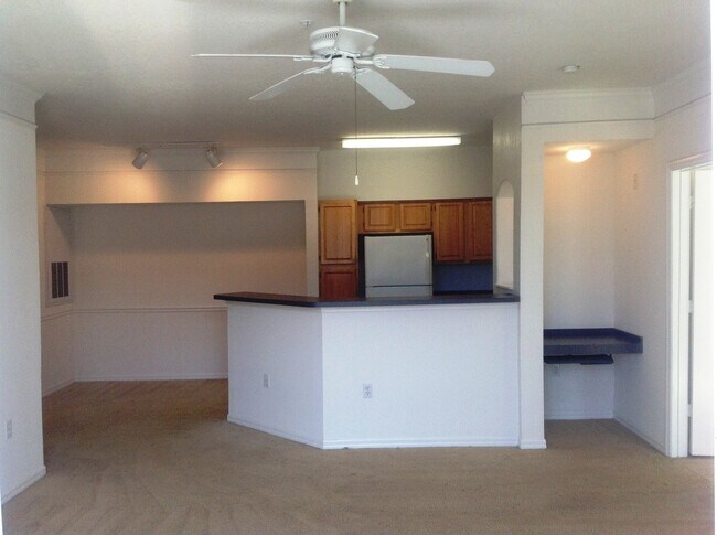 Building Photo - Hamptons At Metrowest - 2/2 Condo with balcony!!