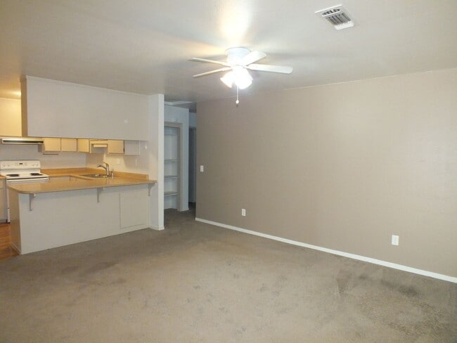 Foto del edificio - Rescue duplex 2/2 home with garage and fen...