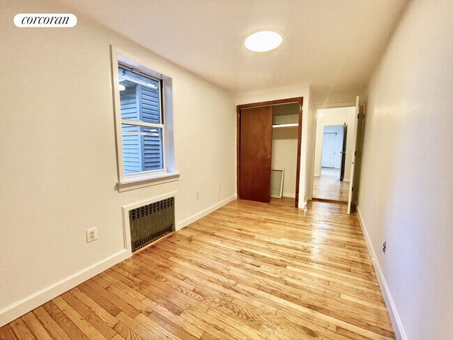Building Photo - 402 E 8th St
