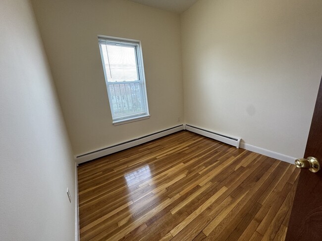 Building Photo - 160-180 N Beacon St
