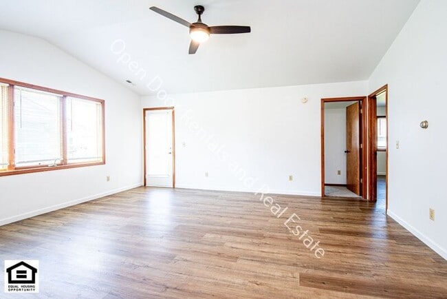 Building Photo - 1525 Flagstone Dr
