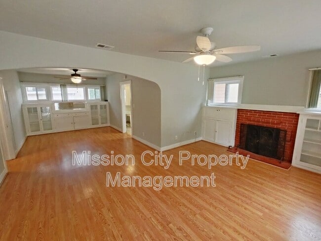 Building Photo - 916 San Andres St