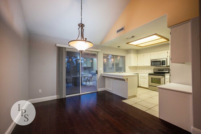 Building Photo - North East Fresno Home, 3BR/2BA, in Clovis...