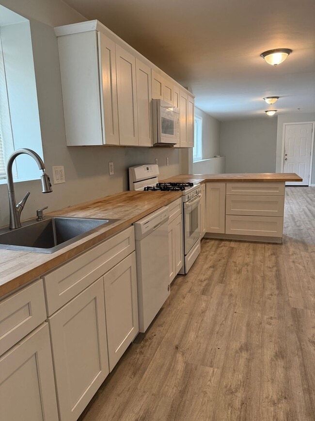 Huge 2 bed 1 Bath Utilities Included! - Huge 2 bed 1 Bath Utilities Included! Apartment