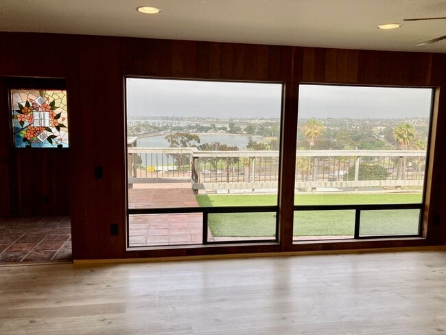 Building Photo - 3 Bed/ 2 Bath Home in Baypark Amazing Views!