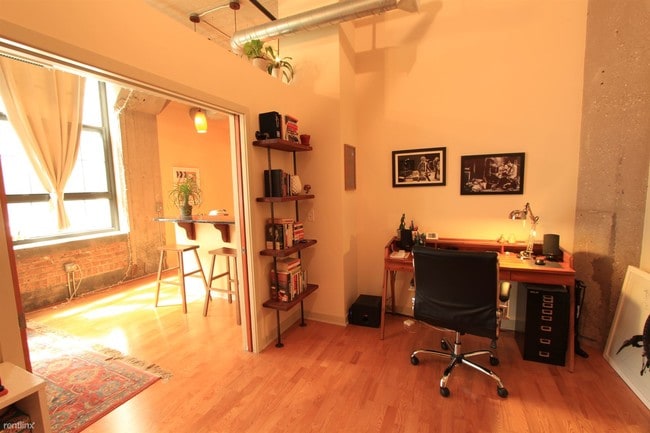 Building Photo - 2 br, 2 bath  - 3963 W Belmont Ave Unit 210