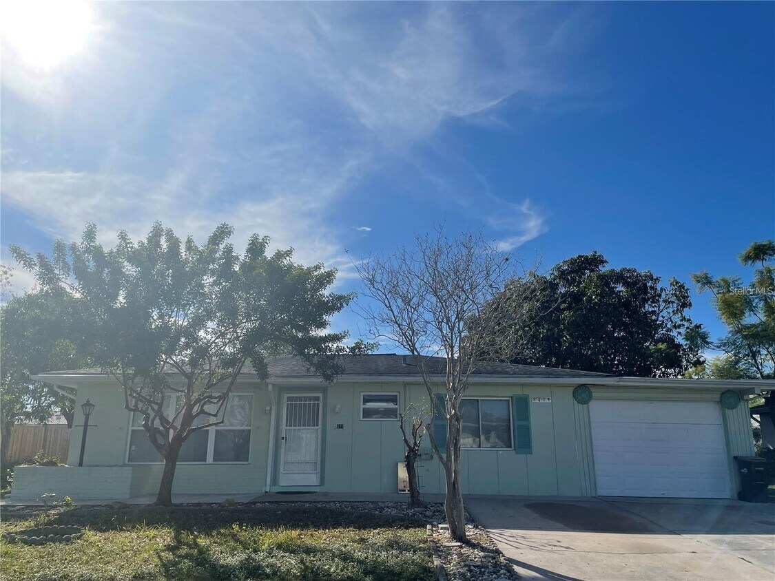 Foto principal - 8477 Fay Ave