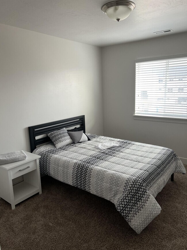 Building Photo - 822 E 380 S