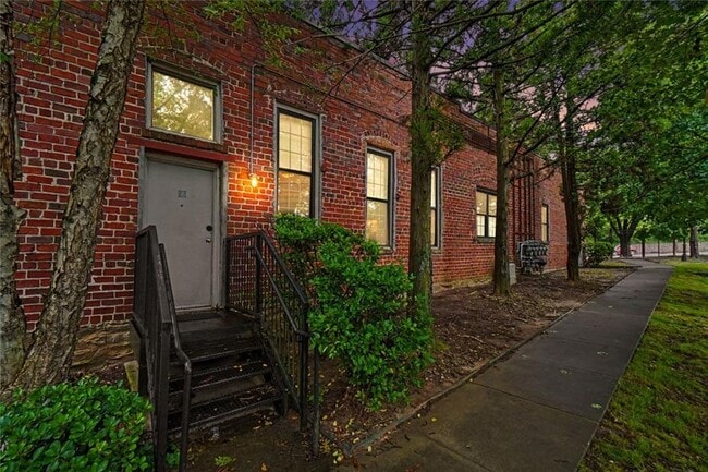 Building Photo - 644 Wells St SW