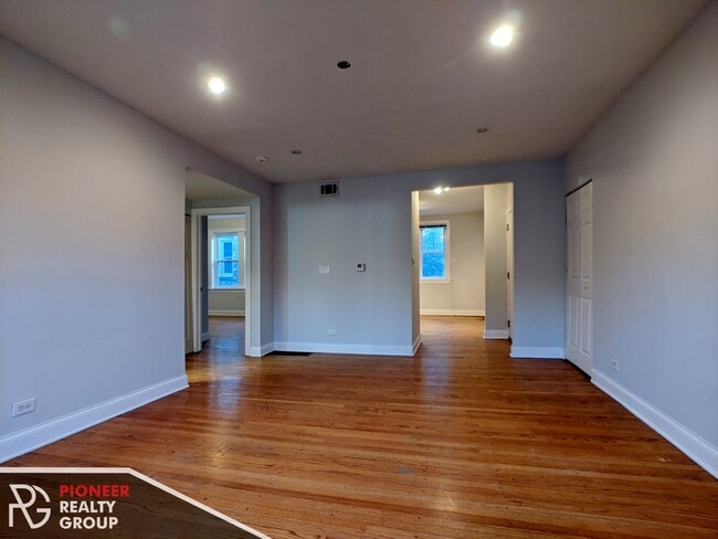 Foto del edificio - 5029 N Harding Ave