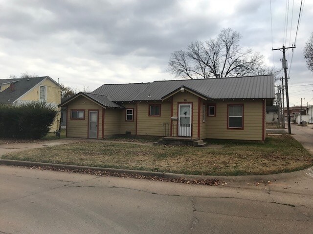 Front Yard - 311 W 4th Ave